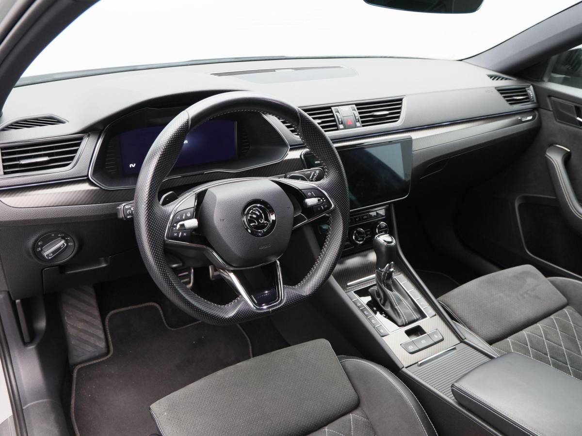 Škoda Superb Škoda Superb Combi 1.4 TSi 218 Pk iV Sportline Business | Trekhaak | Stoelverwarming | CarPlay | Camera | Cruise Control | Navigatie | Full LED | 19 Inch | 91.754 Km !!