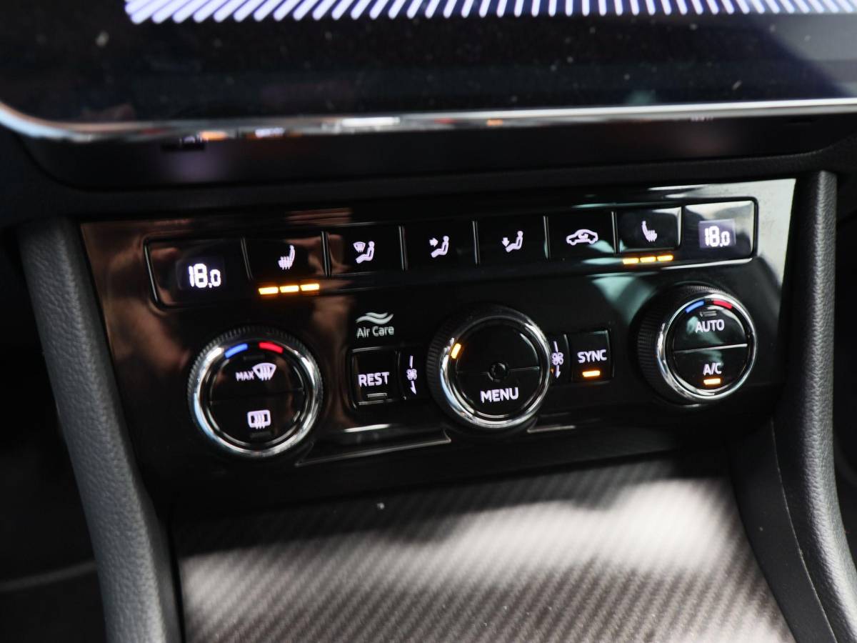 Škoda Superb Škoda Superb Combi 1.4 TSi 218 Pk iV Sportline Business | Trekhaak | Stoelverwarming | CarPlay | Camera | Cruise Control | Navigatie | Full LED | 19 Inch | 91.754 Km !!