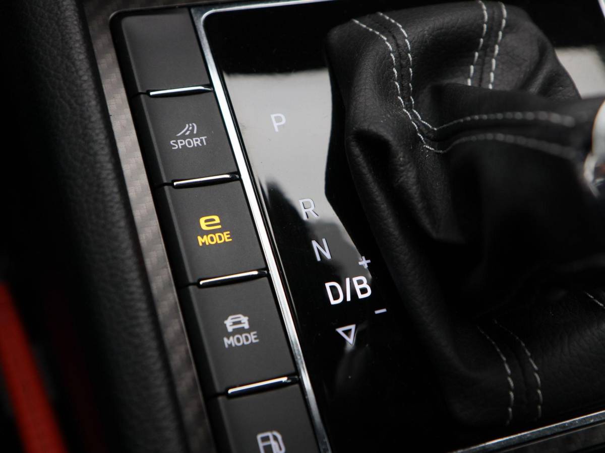 Škoda Superb Škoda Superb Combi 1.4 TSi 218 Pk iV Sportline Business | Trekhaak | Stoelverwarming | CarPlay | Camera | Cruise Control | Navigatie | Full LED | 19 Inch | 91.754 Km !!