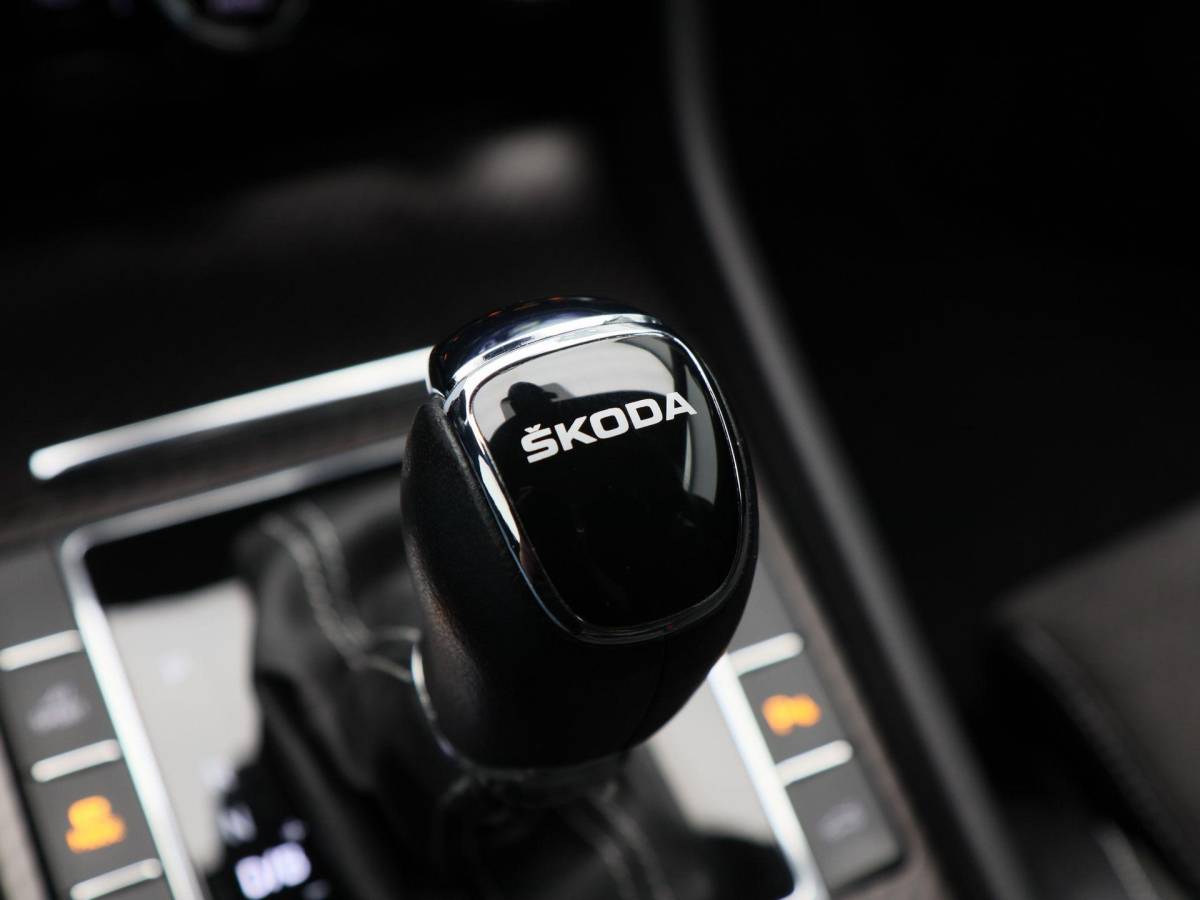 Škoda Superb Škoda Superb Combi 1.4 TSi 218 Pk iV Sportline Business | Trekhaak | Stoelverwarming | CarPlay | Camera | Cruise Control | Navigatie | Full LED | 19 Inch | 91.754 Km !!
