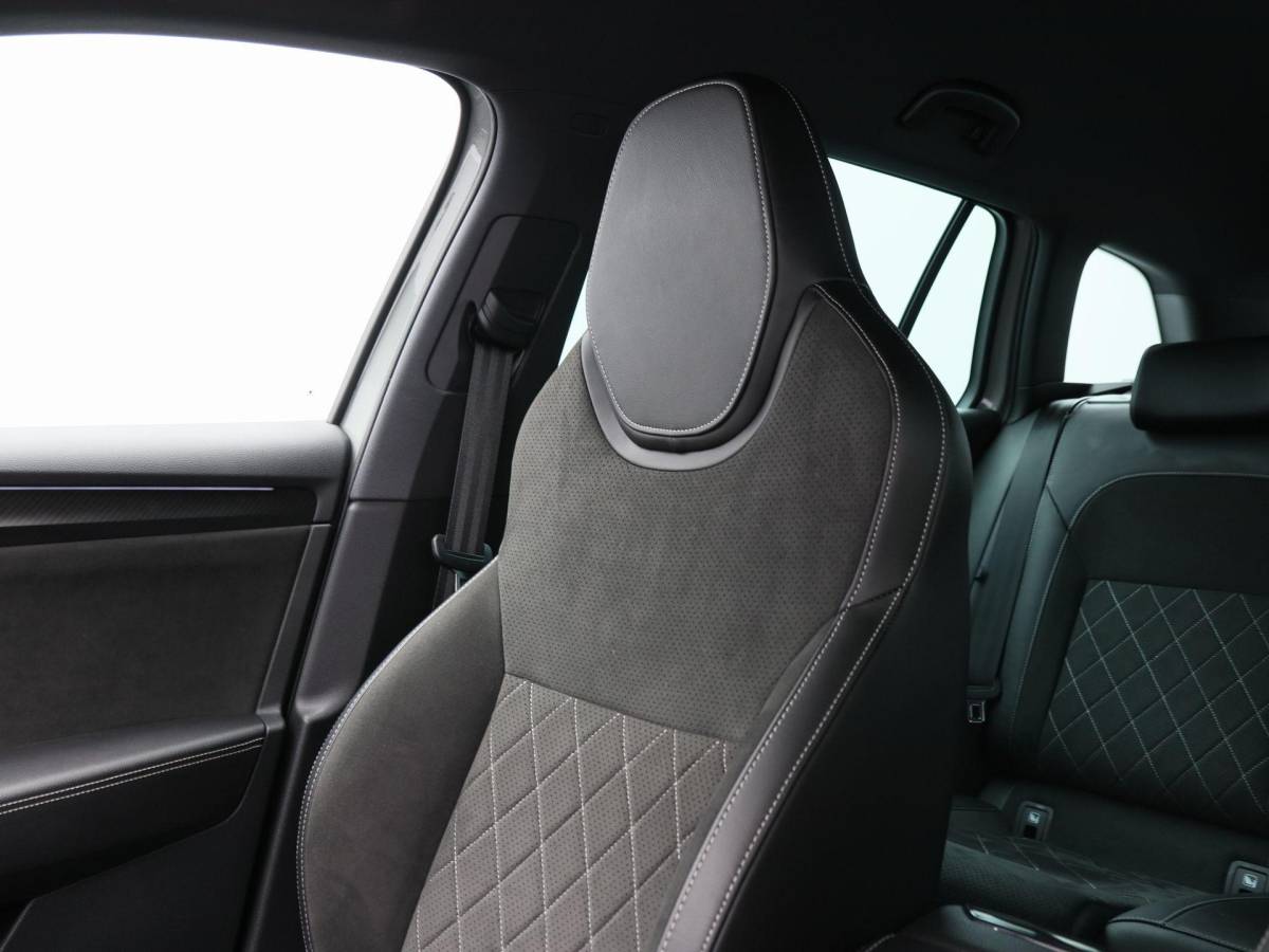 Škoda Superb Škoda Superb Combi 1.4 TSi 218 Pk iV Sportline Business | Trekhaak | Stoelverwarming | CarPlay | Camera | Cruise Control | Navigatie | Full LED | 19 Inch | 91.754 Km !!