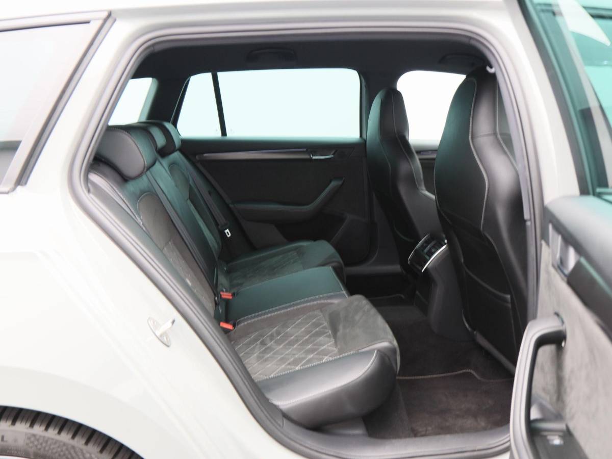 Škoda Superb Škoda Superb Combi 1.4 TSi 218 Pk iV Sportline Business | Trekhaak | Stoelverwarming | CarPlay | Camera | Cruise Control | Navigatie | Full LED | 19 Inch | 91.754 Km !!