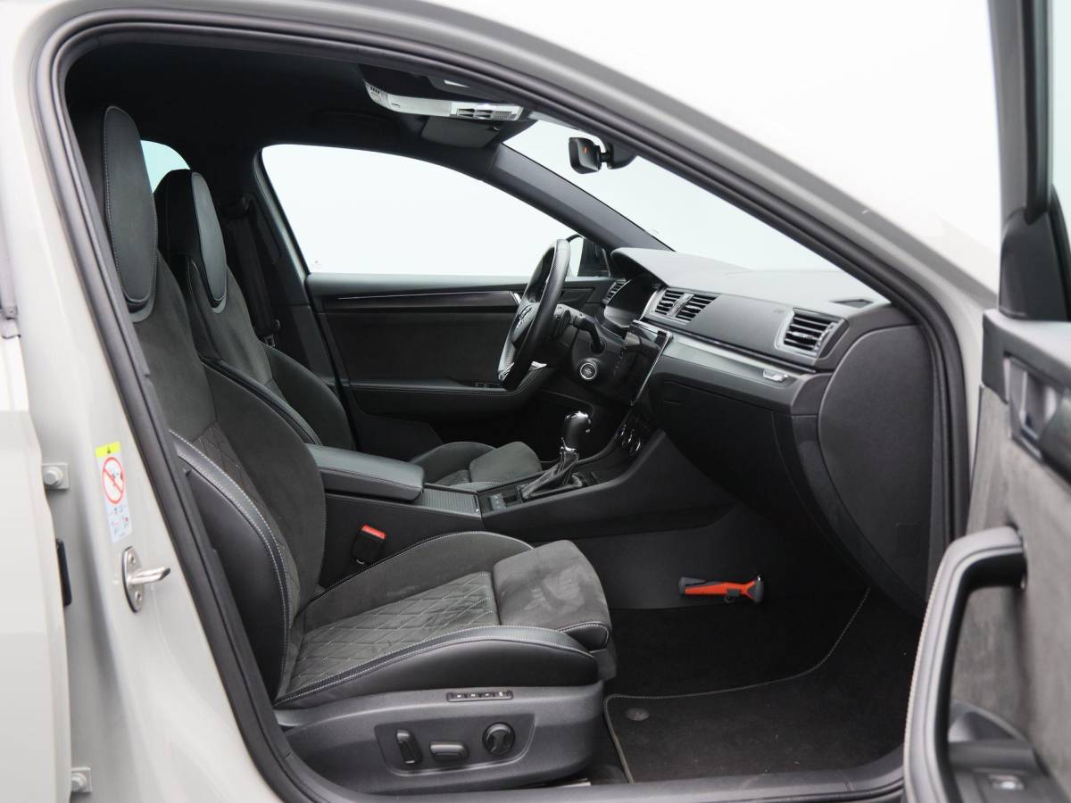 Škoda Superb Škoda Superb Combi 1.4 TSi 218 Pk iV Sportline Business | Trekhaak | Stoelverwarming | CarPlay | Camera | Cruise Control | Navigatie | Full LED | 19 Inch | 91.754 Km !!