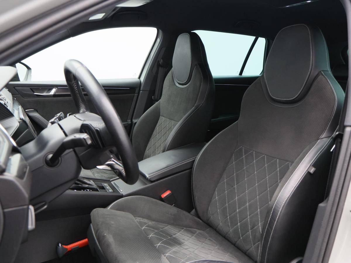 Škoda Superb Škoda Superb Combi 1.4 TSi 218 Pk iV Sportline Business | Trekhaak | Stoelverwarming | CarPlay | Camera | Cruise Control | Navigatie | Full LED | 19 Inch | 91.754 Km !!