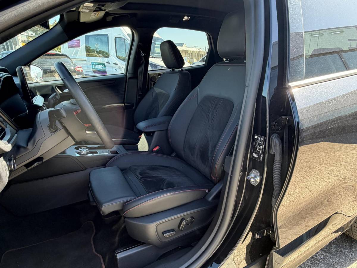 Ford Kuga Ford Kuga 2.5 PHEV ST-Line X 243 pk | Driver Assistance Pack | Winterpack | Wegklapbare Trekhaak | Technology Pack | Panoramadak | 19 inch Lichtmetaal | 2.100kg Trekgewicht