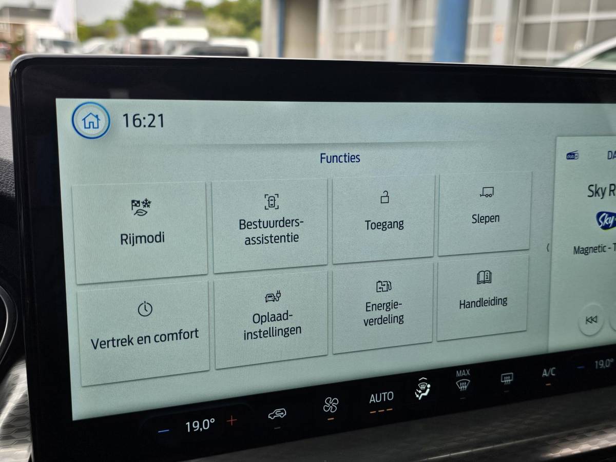 Ford Kuga Ford Kuga 2.5 PHEV Titanium | Wegklapbare trekhaak |Achteruitrijcamera | Cruise control | Draadloos laden | LED |