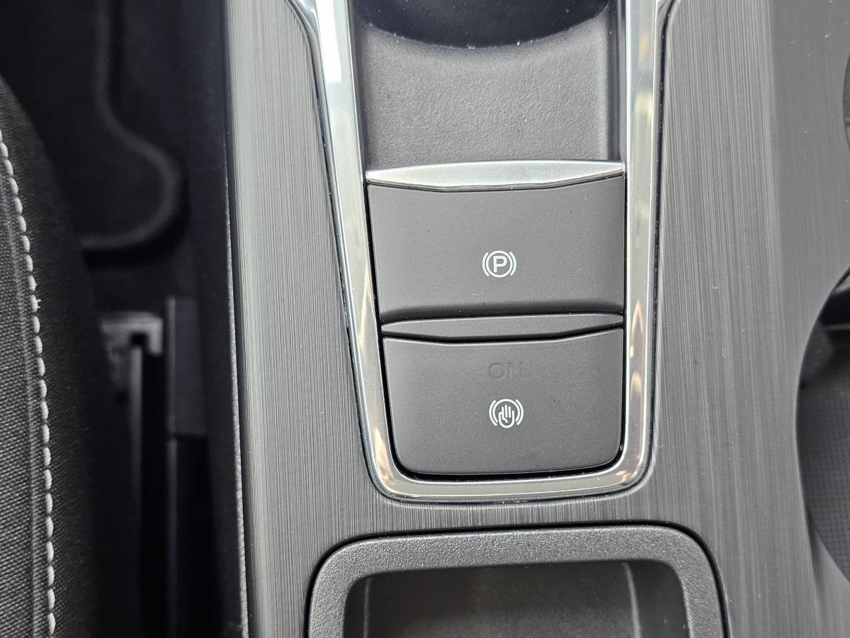 Ford Kuga Ford Kuga 2.5 PHEV Titanium | Wegklapbare trekhaak |Achteruitrijcamera | Cruise control | Draadloos laden | LED |