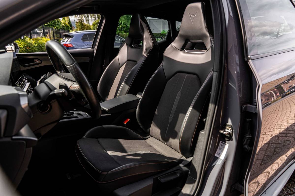 CUPRA Leon Cupra Leon 1.4 e-Hybrid 245 PK ACC Pano Camera VZ Stuurwiel Keyless Stoel/Stuurverw. 19”