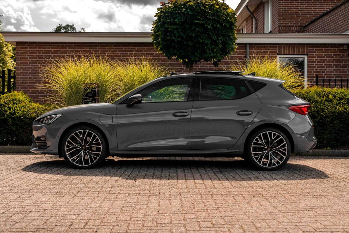 CUPRA Leon Cupra Leon 1.4 e-Hybrid 245 PK ACC Pano Camera VZ Stuurwiel Keyless Stoel/Stuurverw. 19”