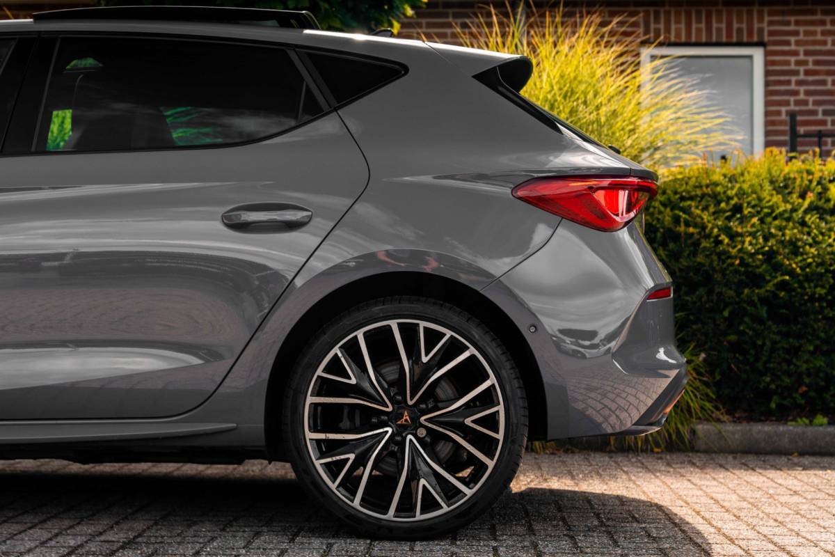 CUPRA Leon Cupra Leon 1.4 e-Hybrid 245 PK ACC Pano Camera VZ Stuurwiel Keyless Stoel/Stuurverw. 19”