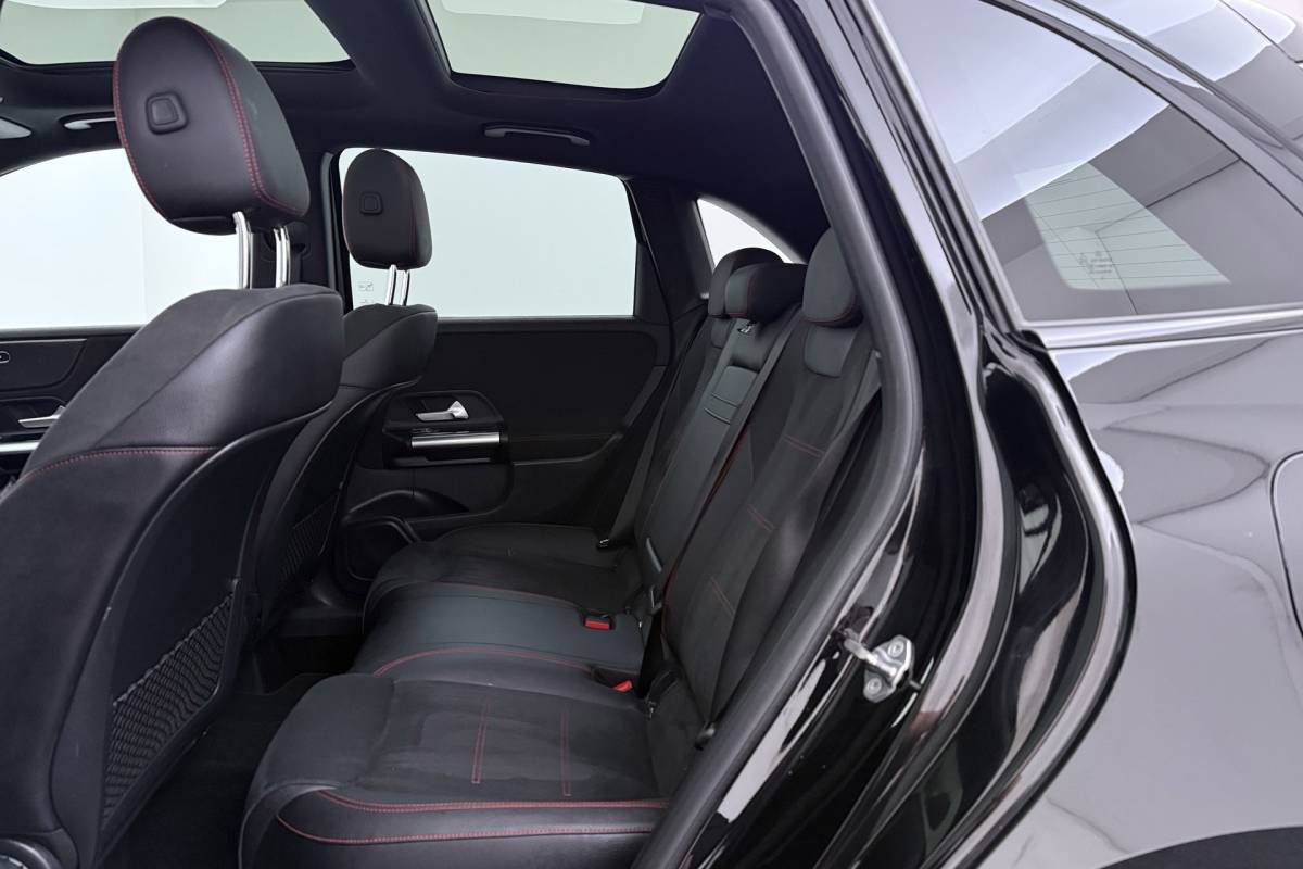 Mercedes-Benz B-Klasse Mercedes-Benz B-klasse 180 Business Solution AMG-Line | Panoramadak | Org NL | CarPlay | Camera | Navigatie | Stoelverwarming |