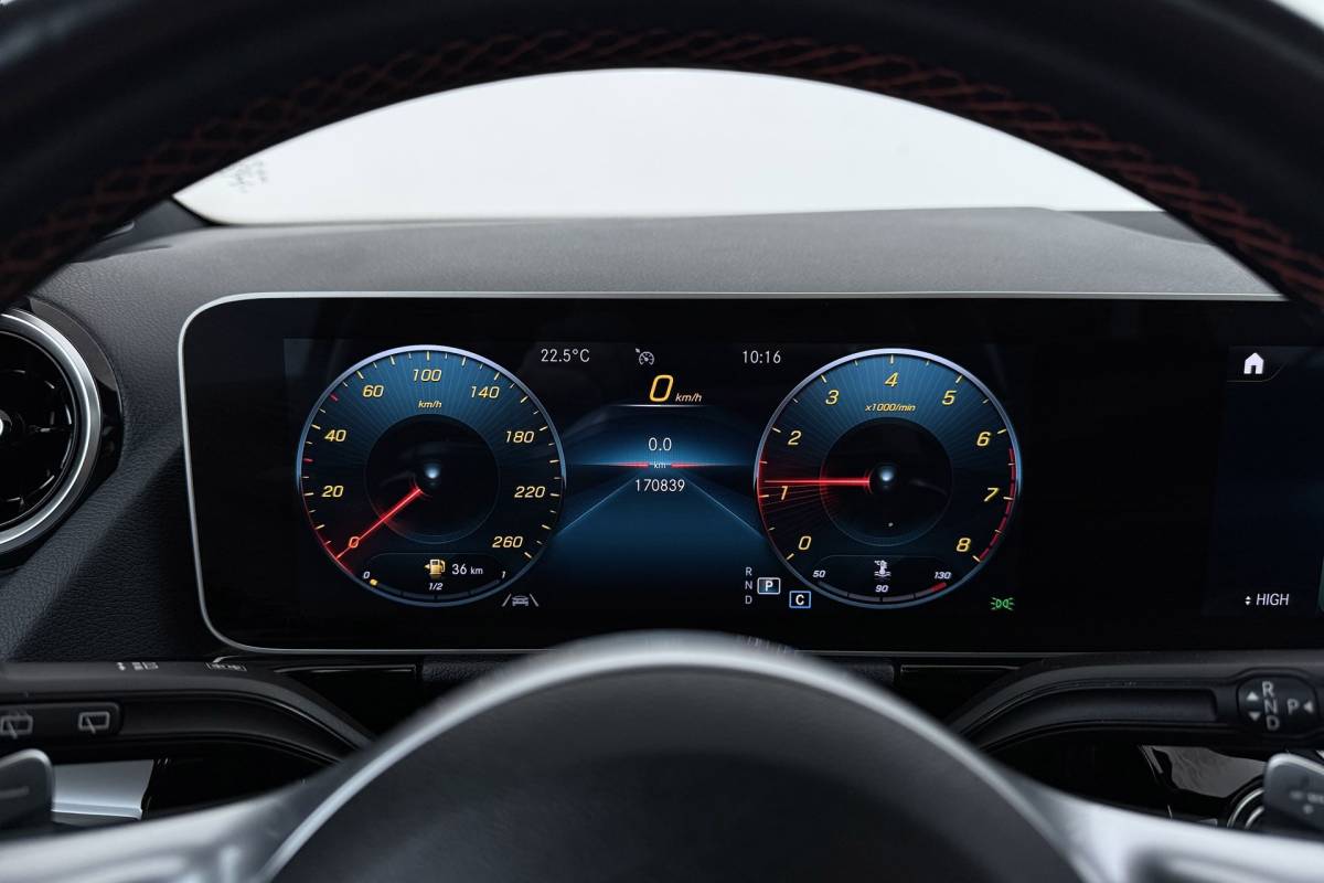 Mercedes-Benz B-Klasse Mercedes-Benz B-klasse 180 Business Solution AMG-Line | Panoramadak | Org NL | CarPlay | Camera | Navigatie | Stoelverwarming |