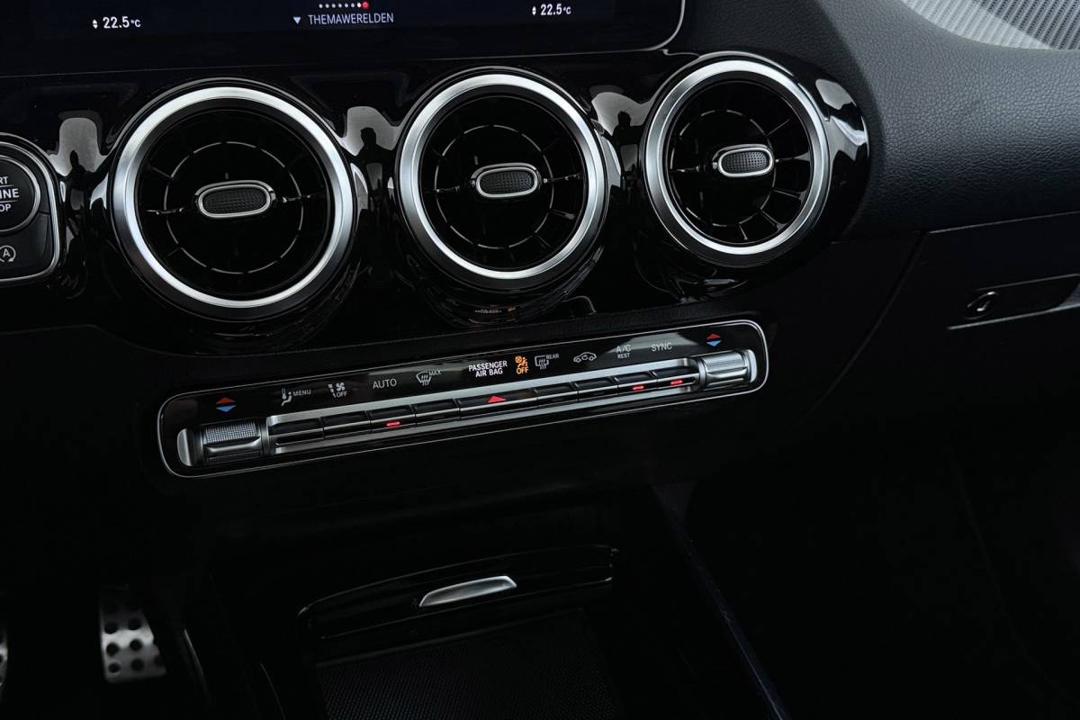 Mercedes-Benz B-Klasse Mercedes-Benz B-klasse 180 Business Solution AMG-Line | Panoramadak | Org NL | CarPlay | Camera | Navigatie | Stoelverwarming |