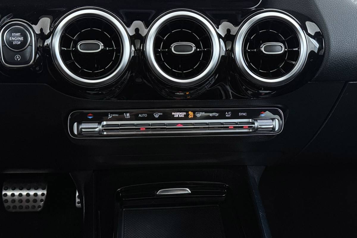 Mercedes-Benz B-Klasse Mercedes-Benz B-klasse 180 Business Solution AMG-Line | Panoramadak | Org NL | CarPlay | Camera | Navigatie | Stoelverwarming |