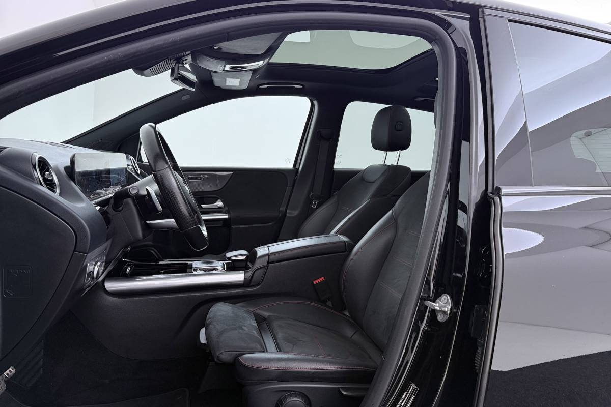 Mercedes-Benz B-Klasse Mercedes-Benz B-klasse 180 Business Solution AMG-Line | Panoramadak | Org NL | CarPlay | Camera | Navigatie | Stoelverwarming |
