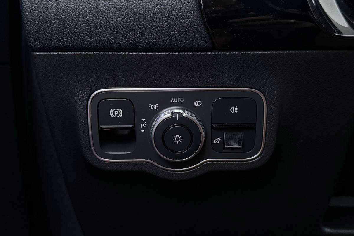 Mercedes-Benz B-Klasse Mercedes-Benz B-klasse 180 Business Solution AMG-Line | Panoramadak | Org NL | CarPlay | Camera | Navigatie | Stoelverwarming |