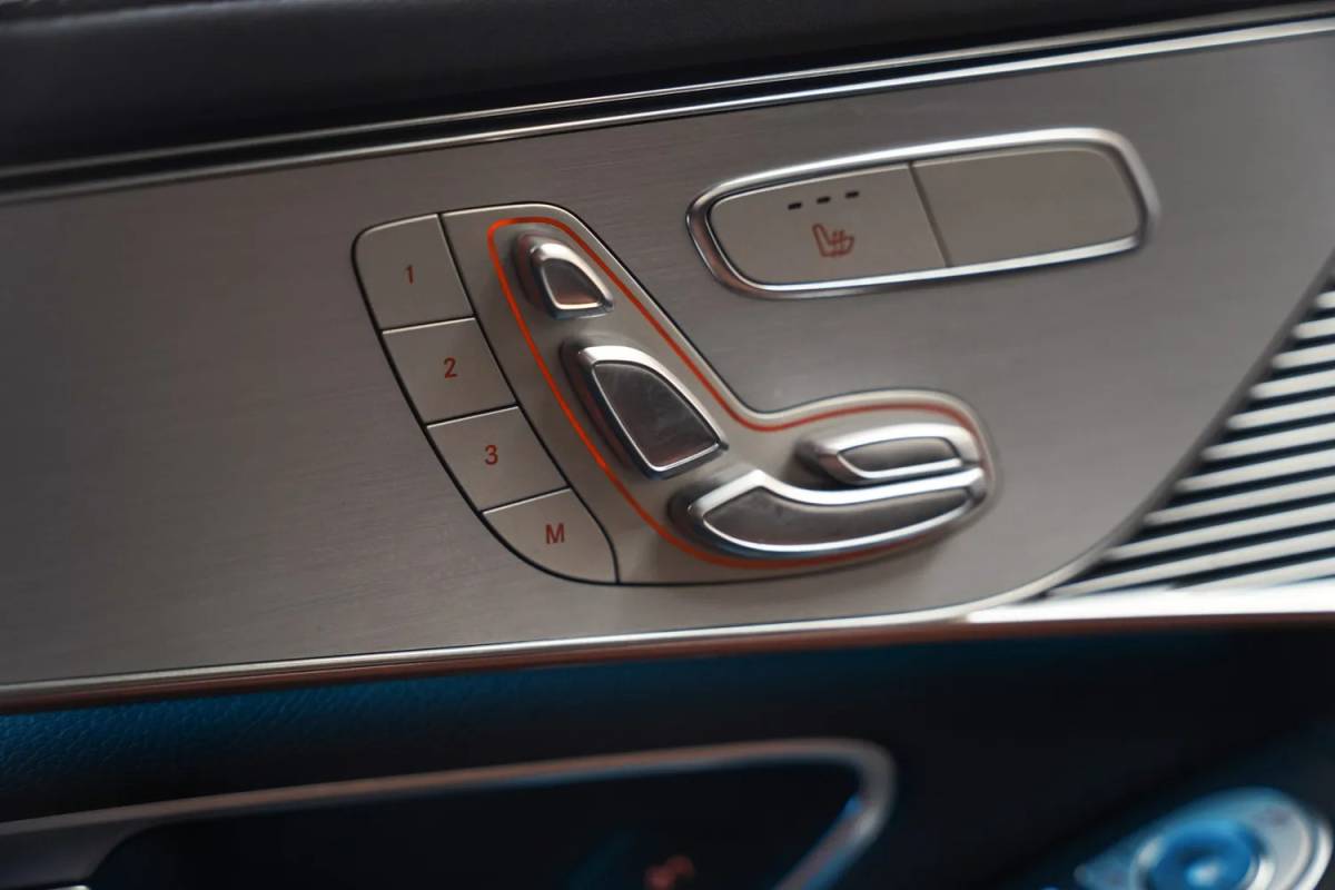Mercedes-Benz EQC Mercedes-Benz EQC 400 4MATIC AMG Business Solution 80 kWh [ Schuifdak Trekhaak Head-up Burmester Navi ]