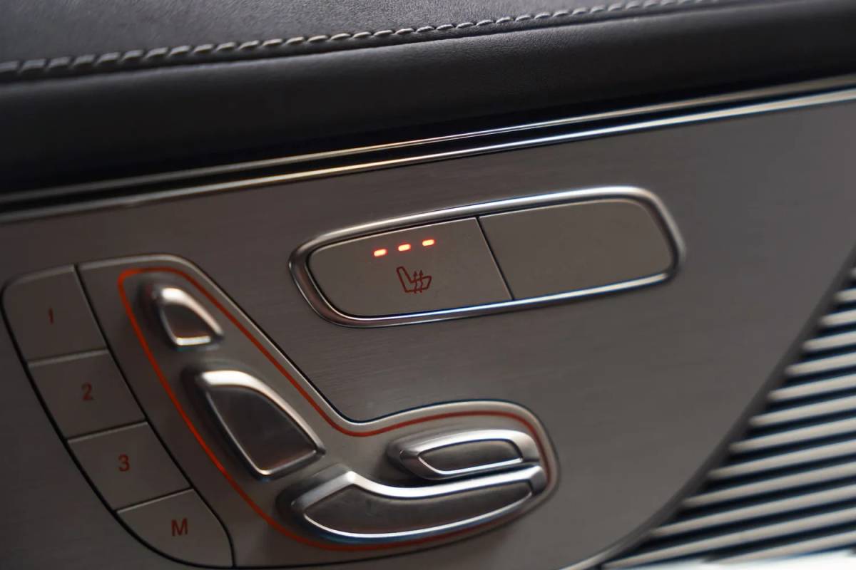 Mercedes-Benz EQC Mercedes-Benz EQC 400 4MATIC AMG Business Solution 80 kWh [ Schuifdak Trekhaak Head-up Burmester Navi ]