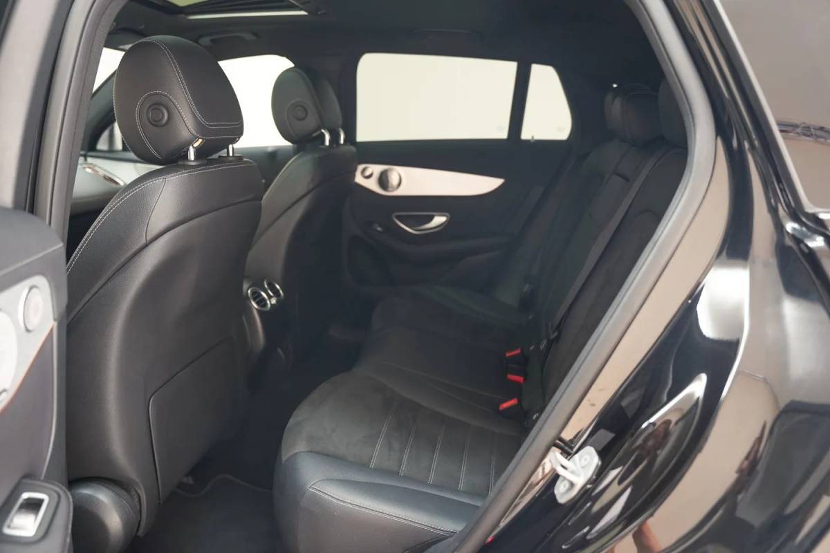 Mercedes-Benz EQC Mercedes-Benz EQC 400 4MATIC AMG Business Solution 80 kWh [ Schuifdak Trekhaak Head-up Burmester Navi ]