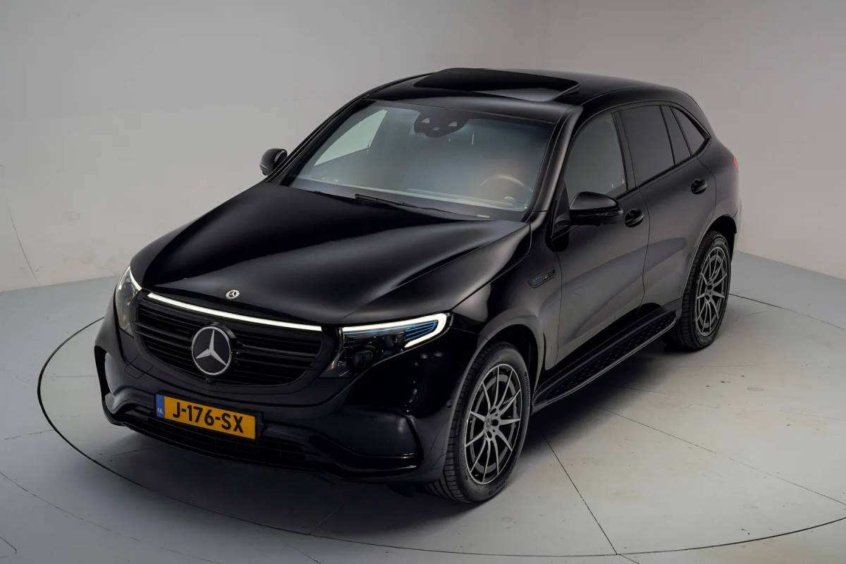 Mercedes-Benz EQC Mercedes-Benz EQC 400 4MATIC AMG Business Solution 80 kWh [ Schuifdak Trekhaak Head-up Burmester Navi ]