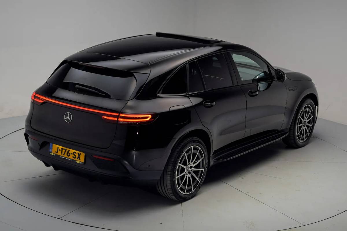 Mercedes-Benz EQC Mercedes-Benz EQC 400 4MATIC AMG Business Solution 80 kWh [ Schuifdak Trekhaak Head-up Burmester Navi ]