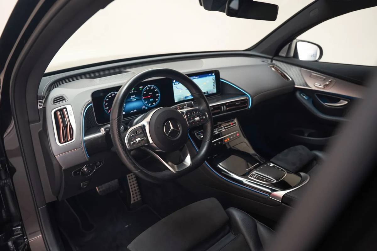 Mercedes-Benz EQC Mercedes-Benz EQC 400 4MATIC AMG Business Solution 80 kWh [ Schuifdak Trekhaak Head-up Burmester Navi ]