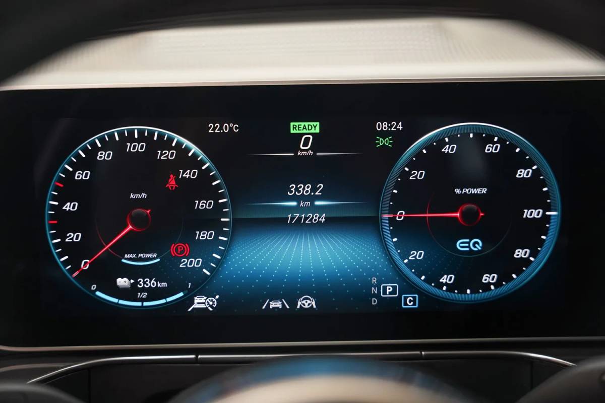 Mercedes-Benz EQC Mercedes-Benz EQC 400 4MATIC AMG Business Solution 80 kWh [ Schuifdak Trekhaak Head-up Burmester Navi ]