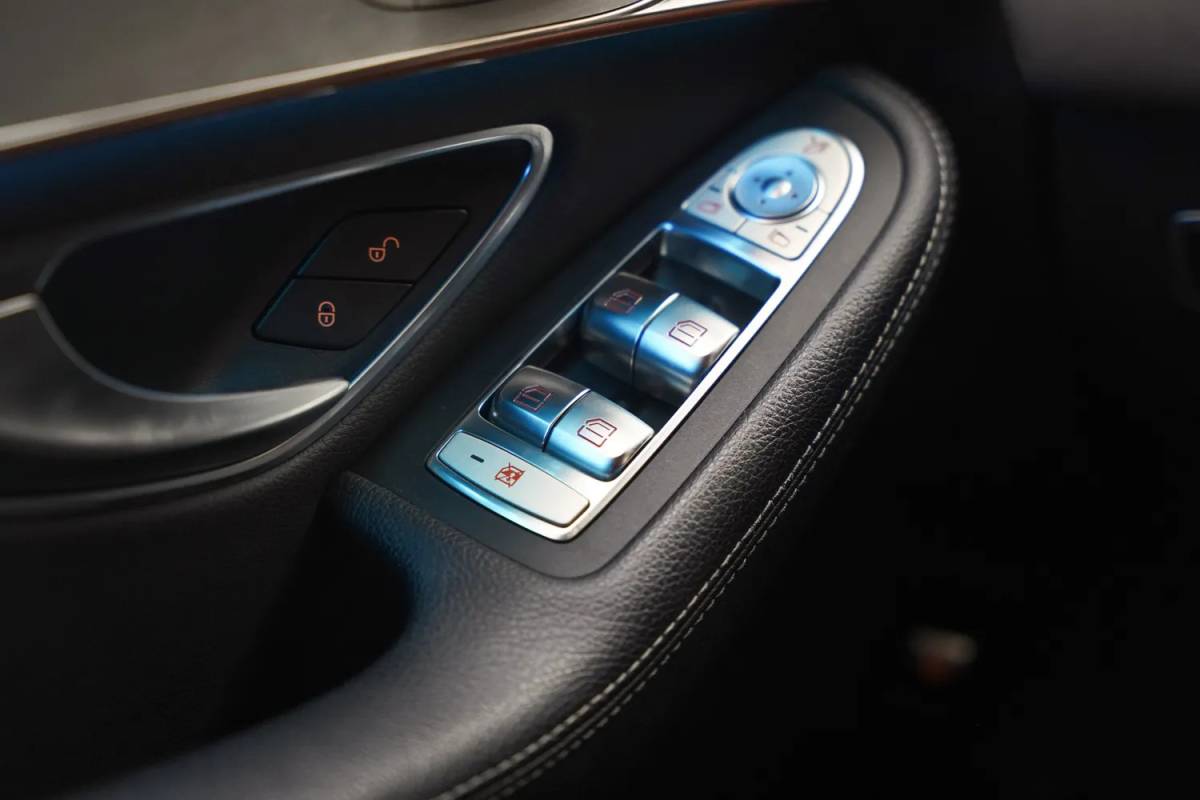 Mercedes-Benz EQC Mercedes-Benz EQC 400 4MATIC AMG Business Solution 80 kWh [ Schuifdak Trekhaak Head-up Burmester Navi ]