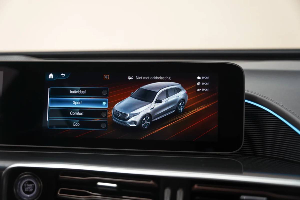 Mercedes-Benz EQC Mercedes-Benz EQC 400 4MATIC AMG Business Solution 80 kWh [ Schuifdak Trekhaak Head-up Burmester Navi ]