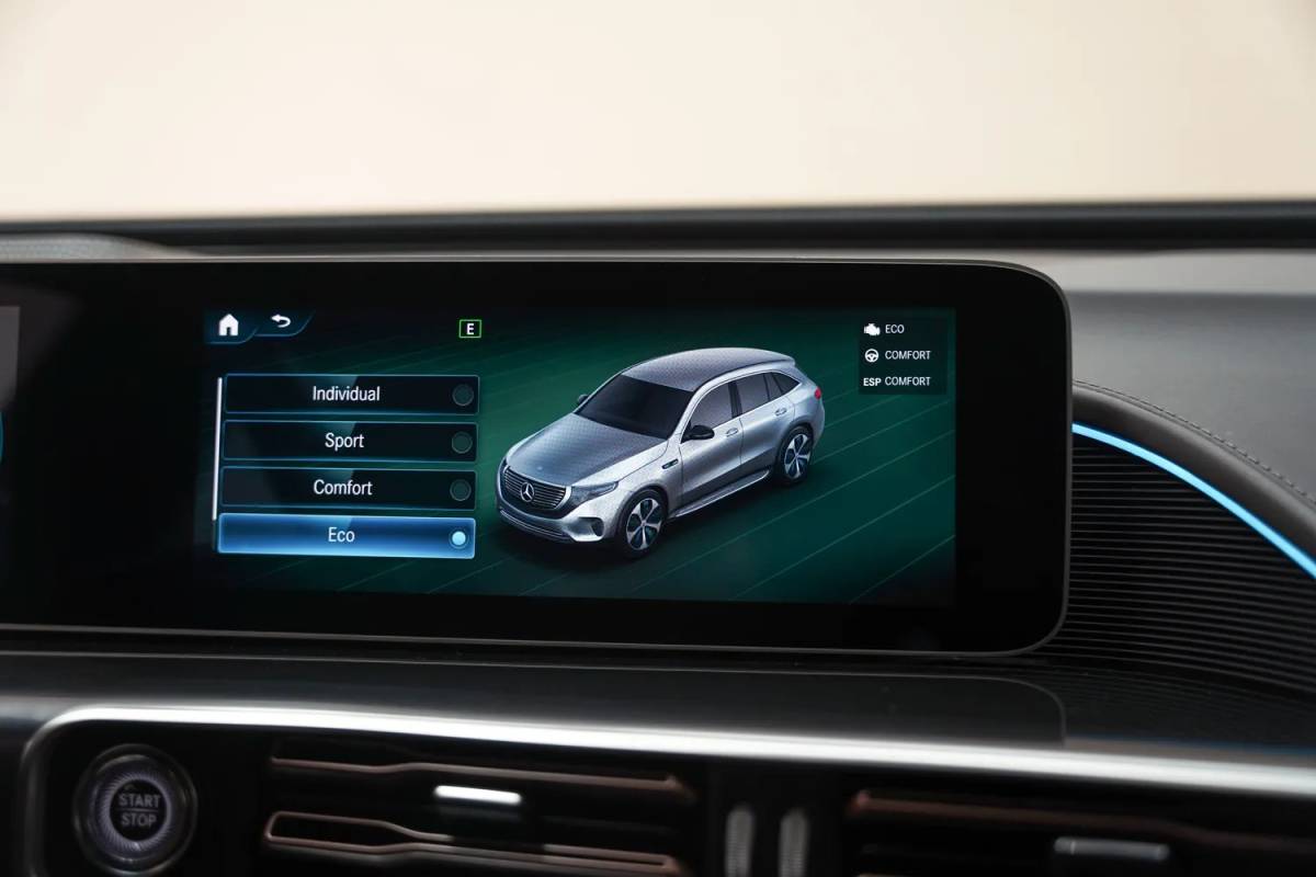 Mercedes-Benz EQC Mercedes-Benz EQC 400 4MATIC AMG Business Solution 80 kWh [ Schuifdak Trekhaak Head-up Burmester Navi ]