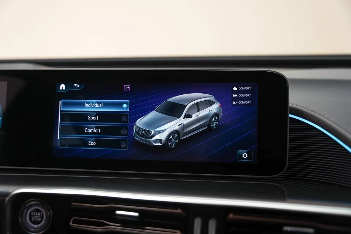Mercedes-Benz EQC Mercedes-Benz EQC 400 4MATIC AMG Business Solution 80 kWh [ Schuifdak Trekhaak Head-up Burmester Navi ]