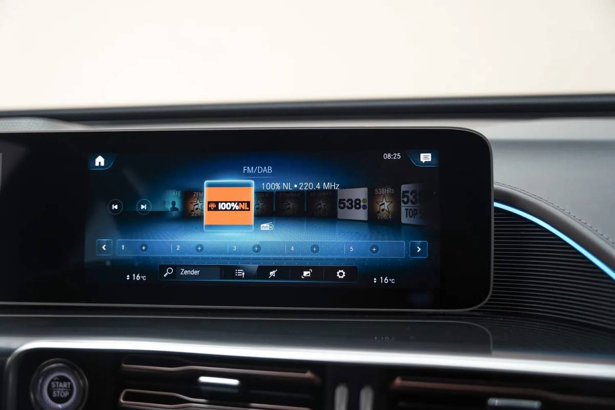 Mercedes-Benz EQC Mercedes-Benz EQC 400 4MATIC AMG Business Solution 80 kWh [ Schuifdak Trekhaak Head-up Burmester Navi ]