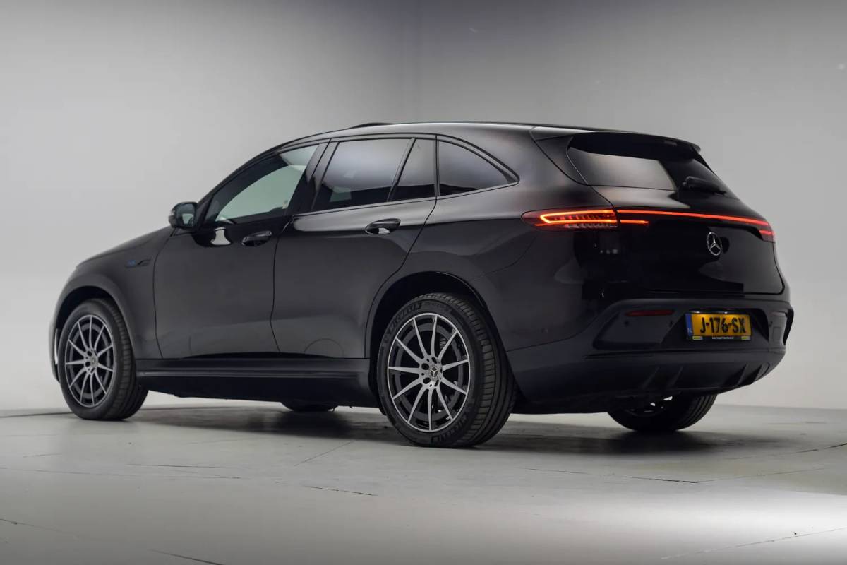 Mercedes-Benz EQC Mercedes-Benz EQC 400 4MATIC AMG Business Solution 80 kWh [ Schuifdak Trekhaak Head-up Burmester Navi ]