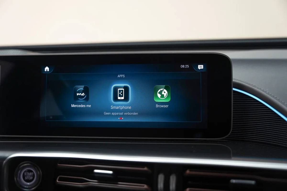Mercedes-Benz EQC Mercedes-Benz EQC 400 4MATIC AMG Business Solution 80 kWh [ Schuifdak Trekhaak Head-up Burmester Navi ]
