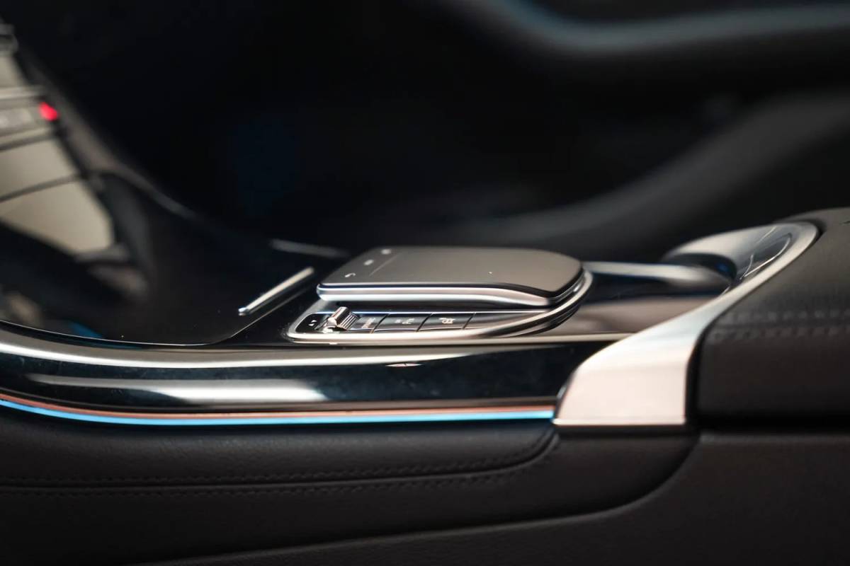 Mercedes-Benz EQC Mercedes-Benz EQC 400 4MATIC AMG Business Solution 80 kWh [ Schuifdak Trekhaak Head-up Burmester Navi ]