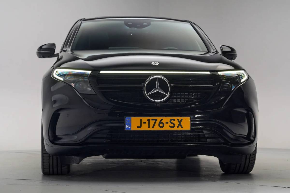 Mercedes-Benz EQC Mercedes-Benz EQC 400 4MATIC AMG Business Solution 80 kWh [ Schuifdak Trekhaak Head-up Burmester Navi ]