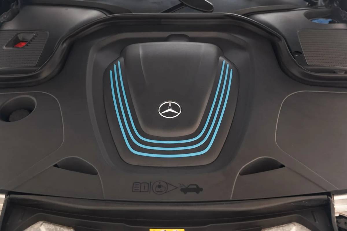 Mercedes-Benz EQC Mercedes-Benz EQC 400 4MATIC AMG Business Solution 80 kWh [ Schuifdak Trekhaak Head-up Burmester Navi ]