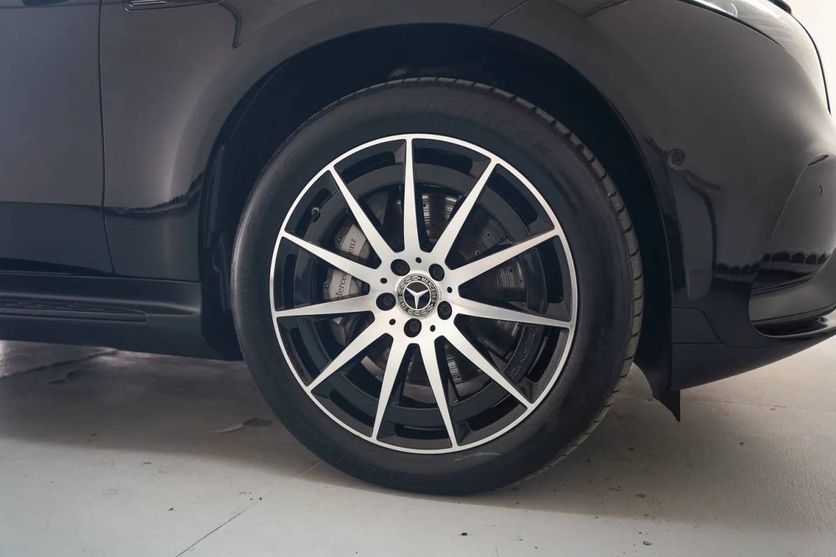 Mercedes-Benz EQC Mercedes-Benz EQC 400 4MATIC AMG Business Solution 80 kWh [ Schuifdak Trekhaak Head-up Burmester Navi ]