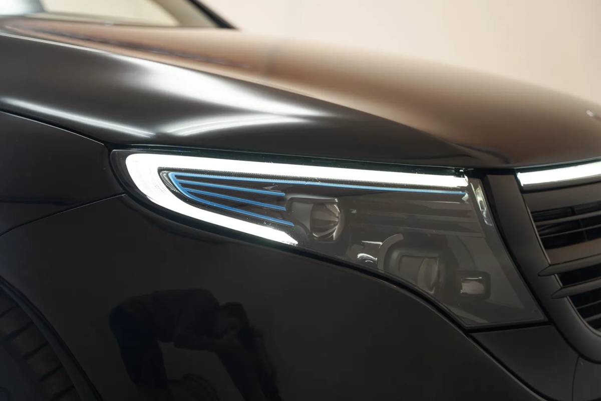 Mercedes-Benz EQC Mercedes-Benz EQC 400 4MATIC AMG Business Solution 80 kWh [ Schuifdak Trekhaak Head-up Burmester Navi ]