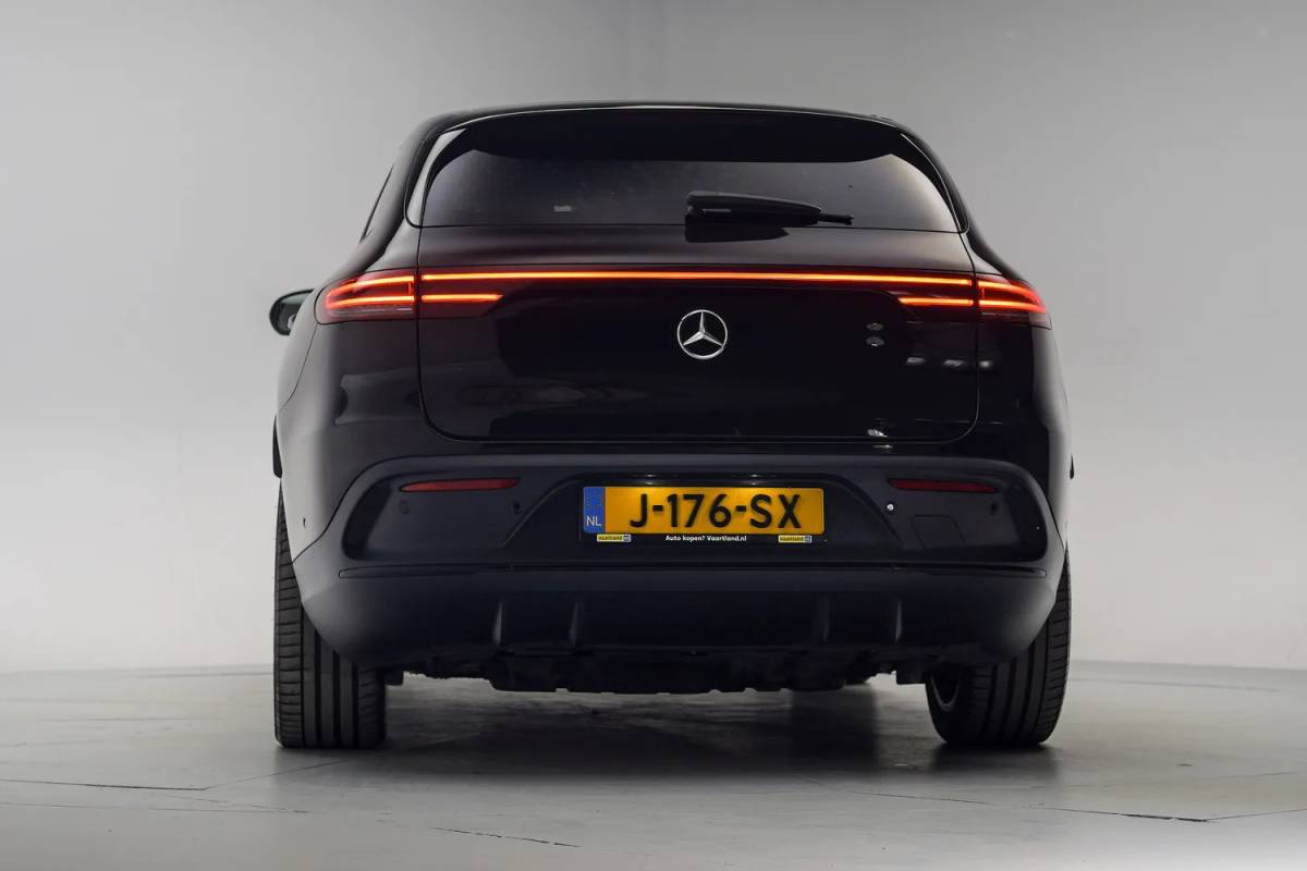 Mercedes-Benz EQC Mercedes-Benz EQC 400 4MATIC AMG Business Solution 80 kWh [ Schuifdak Trekhaak Head-up Burmester Navi ]