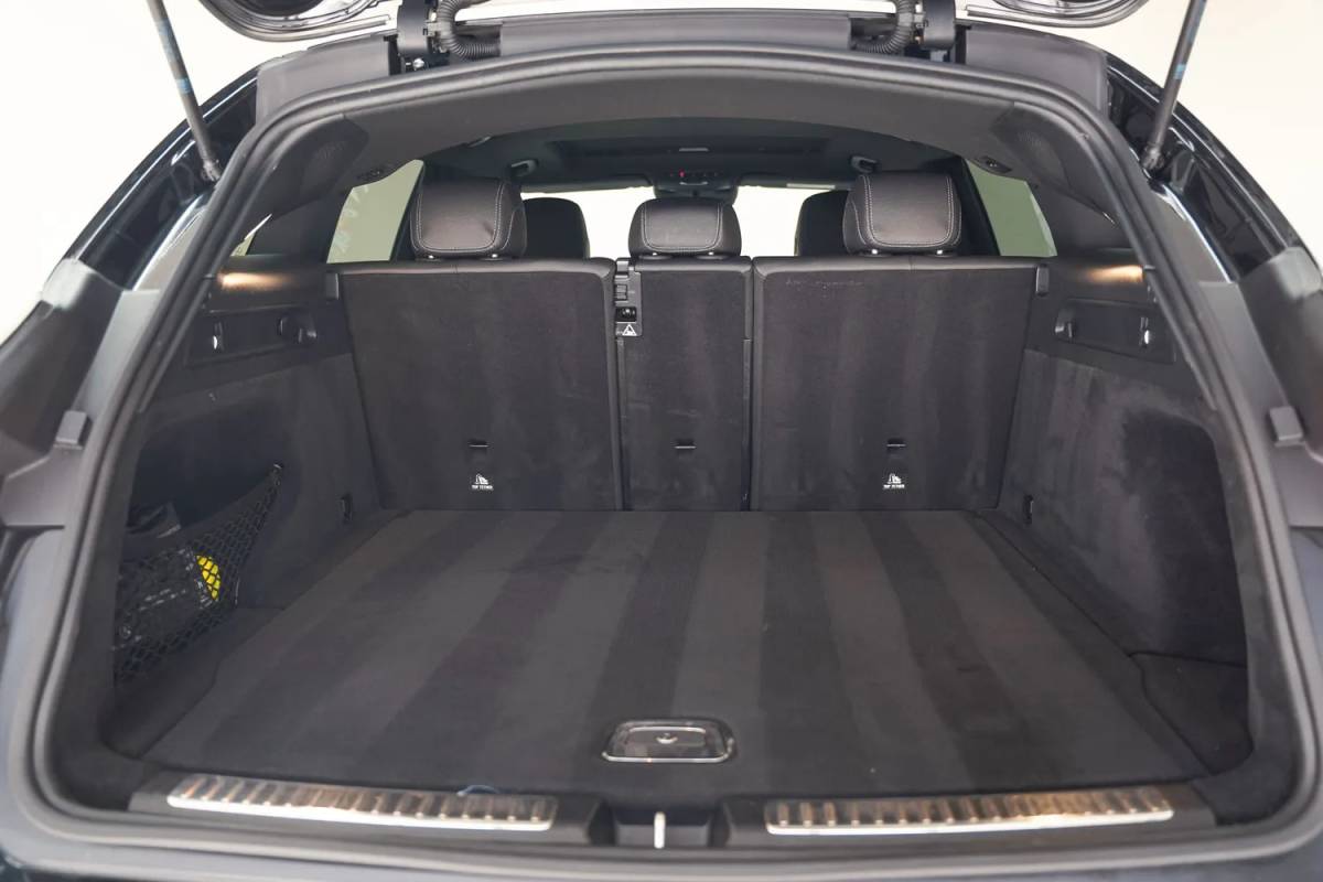 Mercedes-Benz EQC Mercedes-Benz EQC 400 4MATIC AMG Business Solution 80 kWh [ Schuifdak Trekhaak Head-up Burmester Navi ]