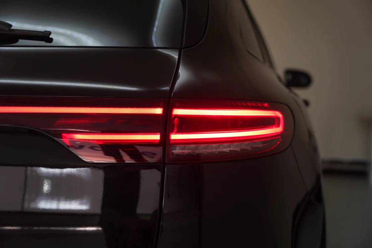 Mercedes-Benz EQC Mercedes-Benz EQC 400 4MATIC AMG Business Solution 80 kWh [ Schuifdak Trekhaak Head-up Burmester Navi ]
