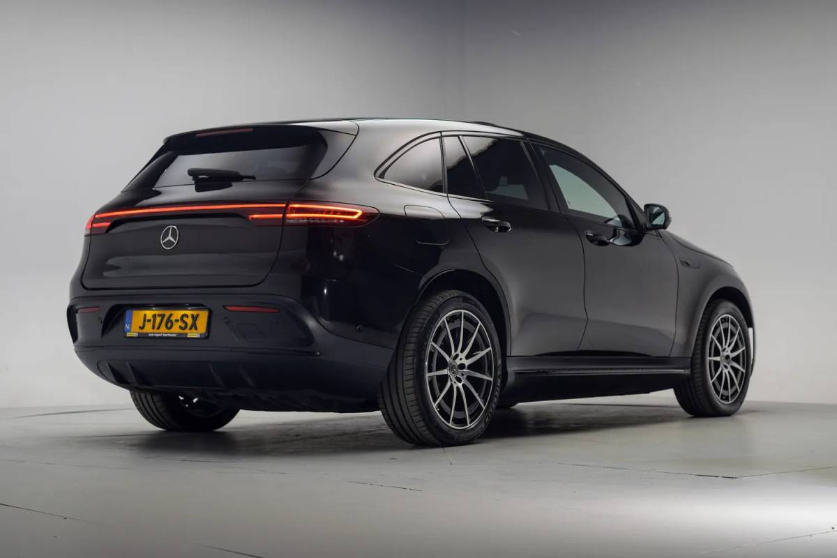 Mercedes-Benz EQC Mercedes-Benz EQC 400 4MATIC AMG Business Solution 80 kWh [ Schuifdak Trekhaak Head-up Burmester Navi ]