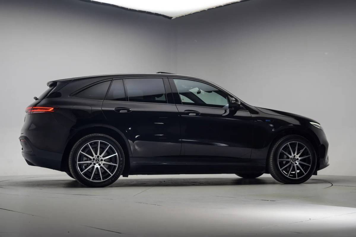Mercedes-Benz EQC Mercedes-Benz EQC 400 4MATIC AMG Business Solution 80 kWh [ Schuifdak Trekhaak Head-up Burmester Navi ]