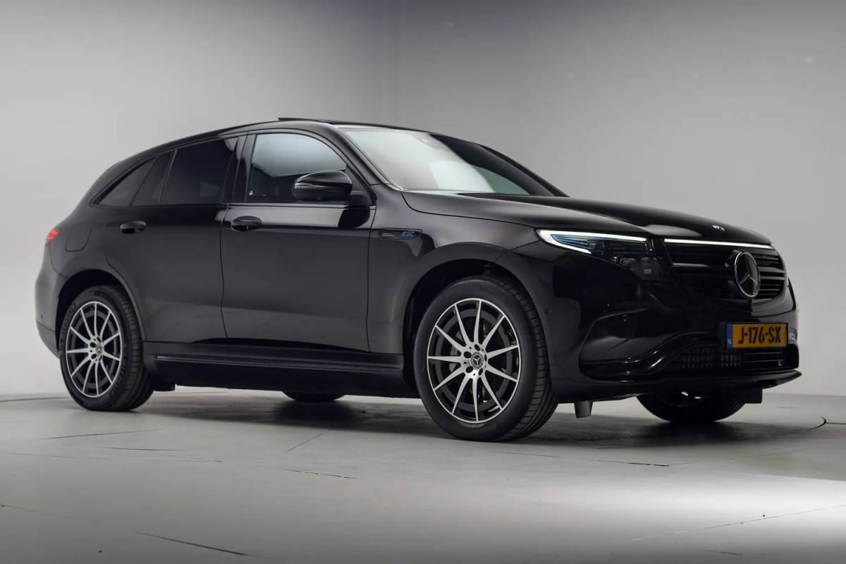 Mercedes-Benz EQC Mercedes-Benz EQC 400 4MATIC AMG Business Solution 80 kWh [ Schuifdak Trekhaak Head-up Burmester Navi ]