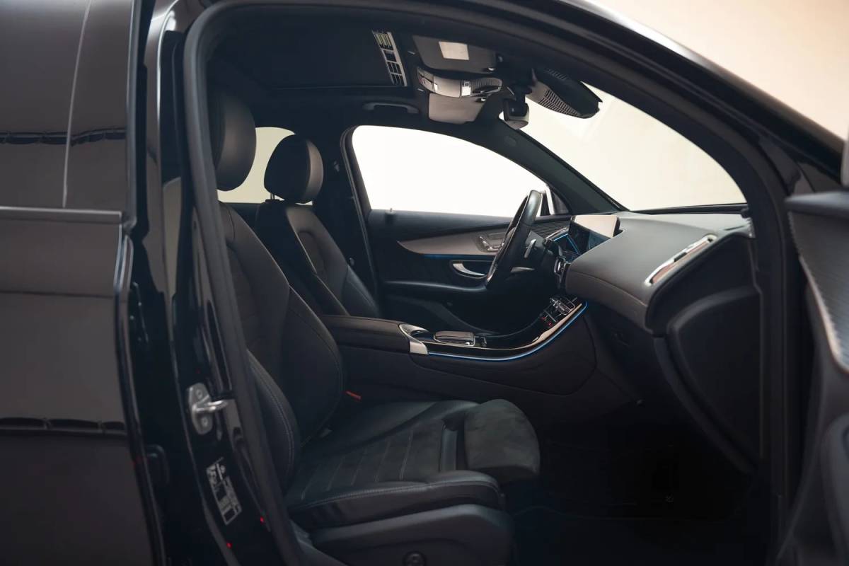 Mercedes-Benz EQC Mercedes-Benz EQC 400 4MATIC AMG Business Solution 80 kWh [ Schuifdak Trekhaak Head-up Burmester Navi ]