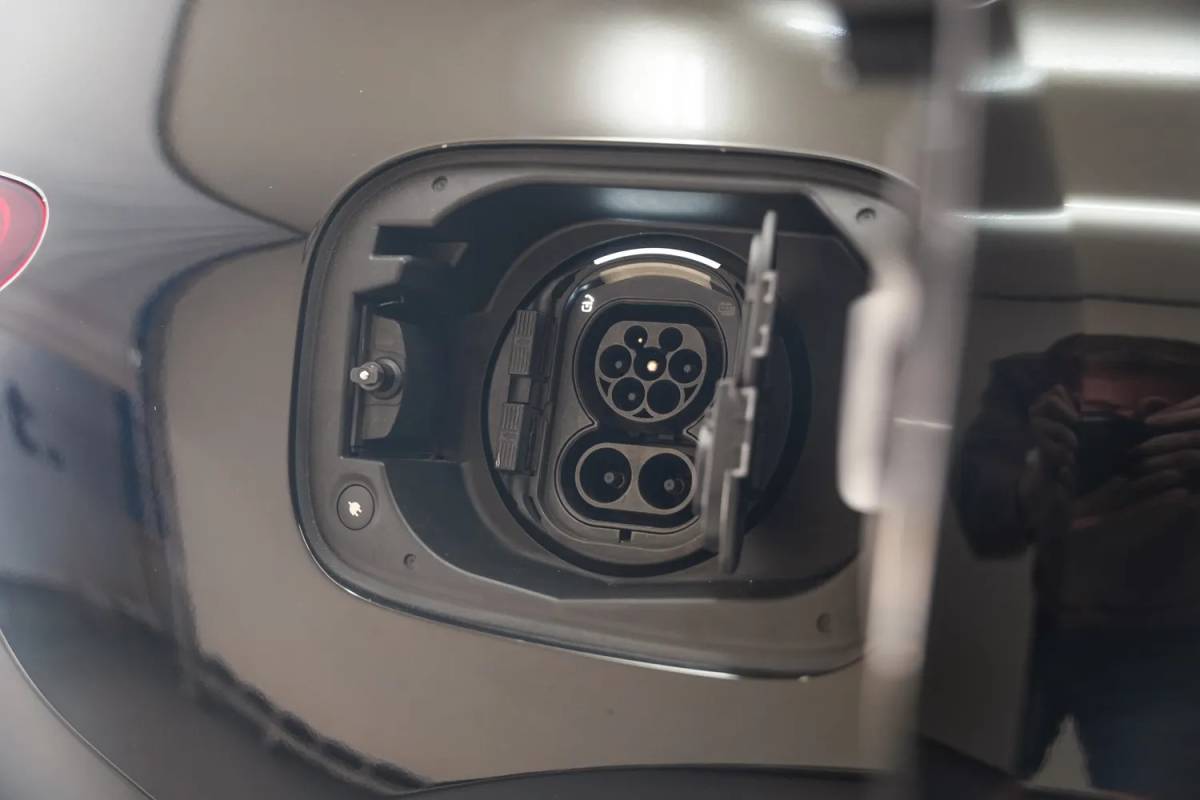 Mercedes-Benz EQC Mercedes-Benz EQC 400 4MATIC AMG Business Solution 80 kWh [ Schuifdak Trekhaak Head-up Burmester Navi ]