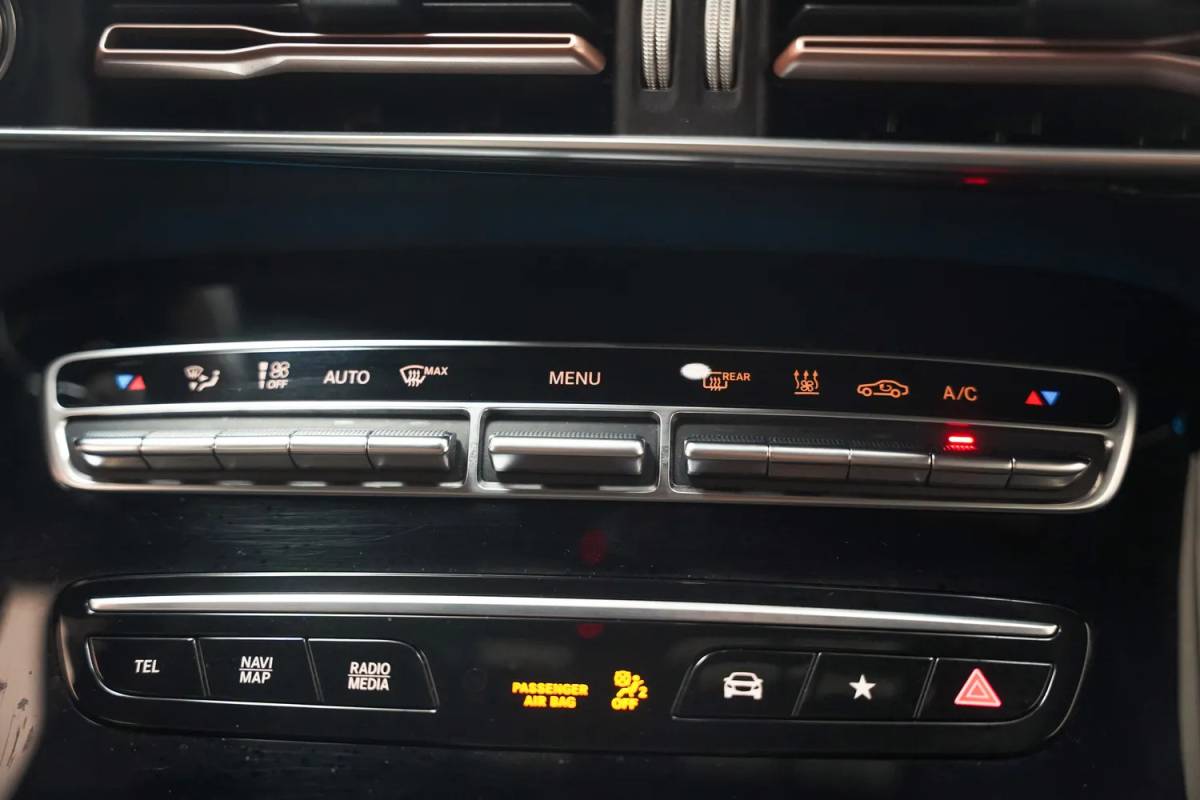 Mercedes-Benz EQC Mercedes-Benz EQC 400 4MATIC AMG Business Solution 80 kWh [ Schuifdak Trekhaak Head-up Burmester Navi ]