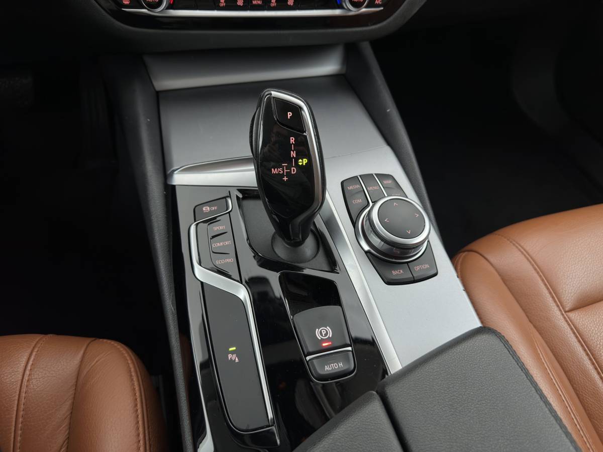 BMW 5 Serie BMW 5-serie Touring 520d Executive Aut. *LEATHER | FULL-LED | NAVI-FULLMAP | COMFORT-SEATS | PRIVACY-GLASS | ECC | PDC | CRUISE | 17”ALU*