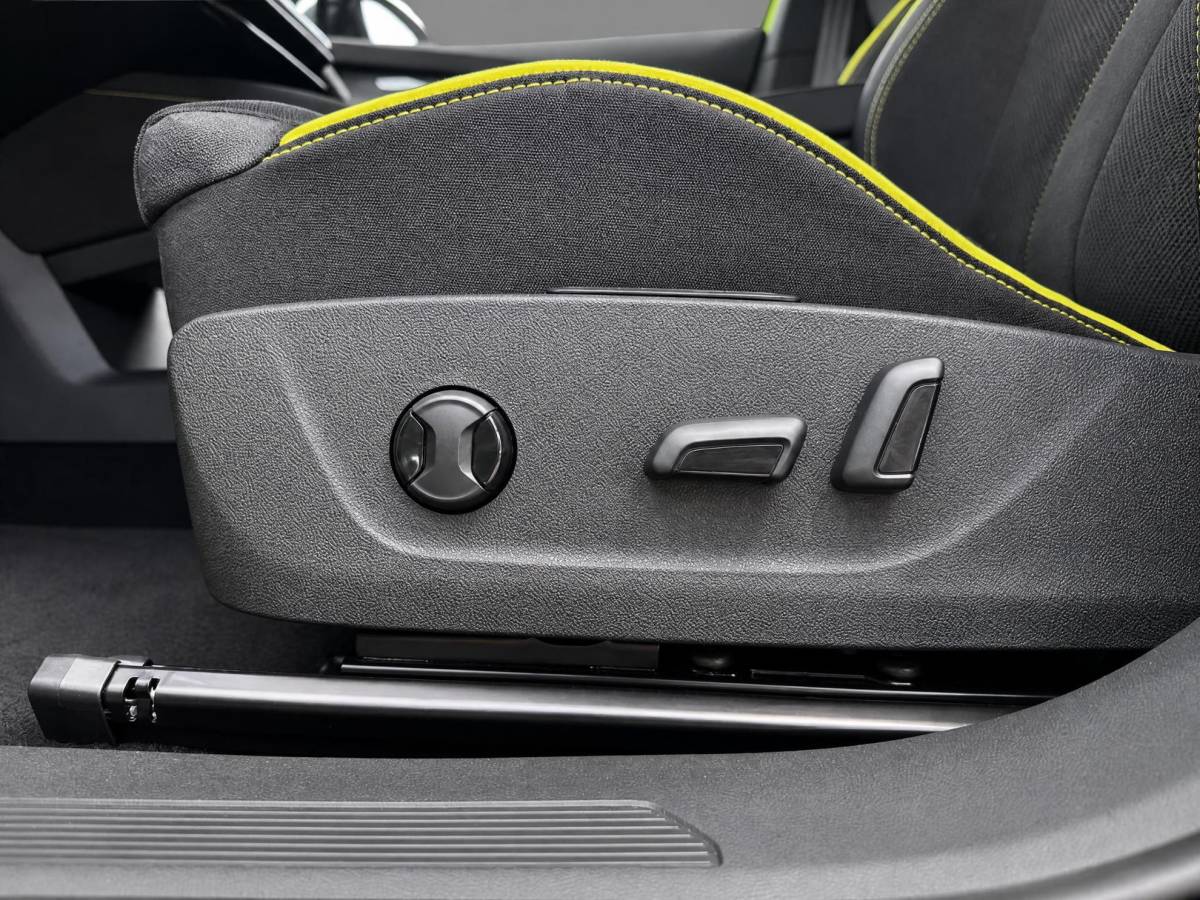 Škoda Elroq Škoda Elroq 85X RS 250kW/340 PK 4×4 Elektrische aandrijving | Business upgrade pakket – advanced | 21″ inch velgen Vision | Trekhaak wegklapbaar | 2500,- inruilvoordeel!!